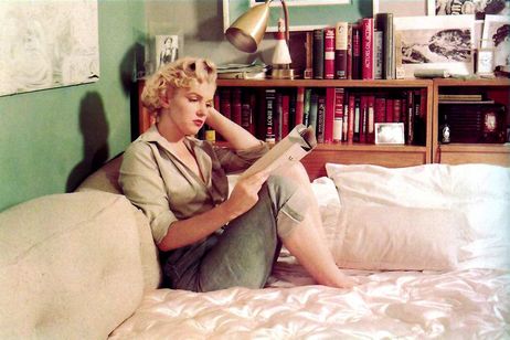 Marilyn Monroe reading 04